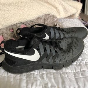 mens nike gym shoes